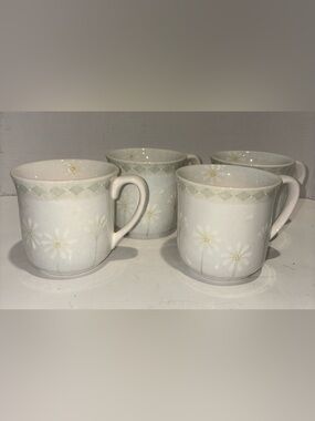 Set of 4 Vintage Block “Loves Me” Ceramic Mugs